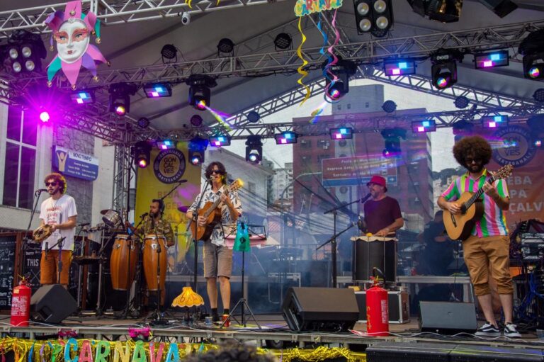 Sambalux embala o domingo de Carnaval na Cascatinha