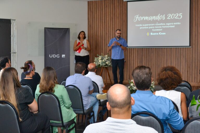 Santa Casa de Poços realiza cerimônia de formatura de residentes médicos