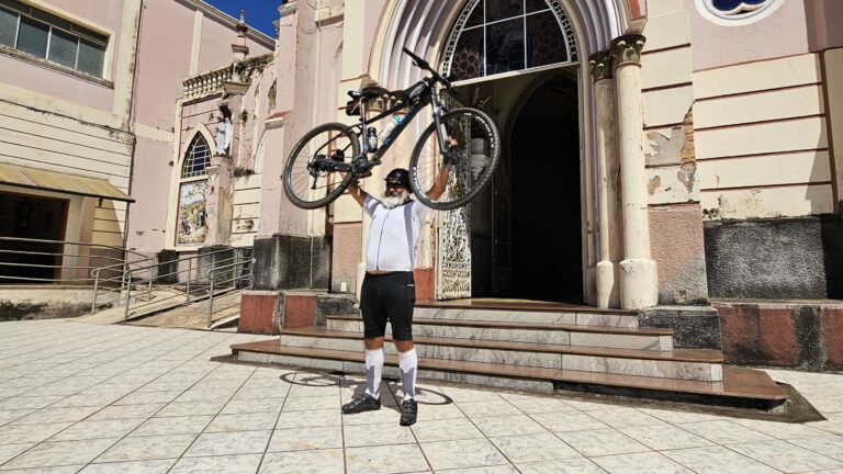 Ciclista poçoscaldense visita 226 paróquias na região da Província Eclesiástica de Pouso Alegre