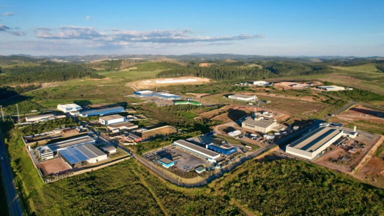 Indústria farmacêutica lança pedra fundamental em Poços