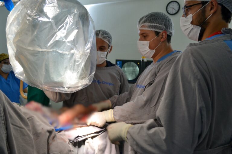Cirurgia rara pelo SUS devolve mobilidade e alívio a criança com paralisia cerebral