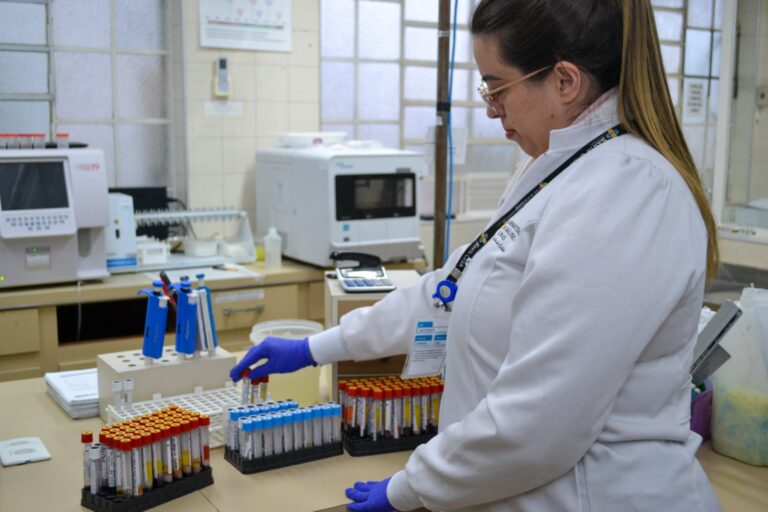 Laboratório da Santa Casa de Poços se destaca pela excelência e tecnologia de ponta