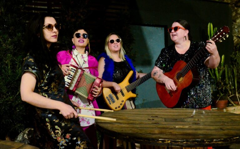 “Black Birds II – The Fab Four” lança olhar feminino sobre Beatles no Festival de Inverno de Poços