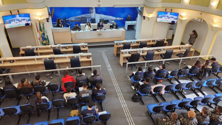 Estudantes de Poços participam da etapa regional do Parlamento Jovem