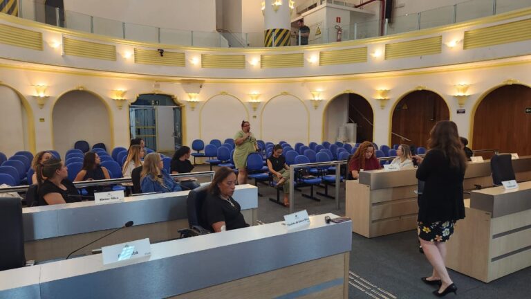 Câmara promove oficinas do Parlamento Mulher e debate a importância da participação feminina na política