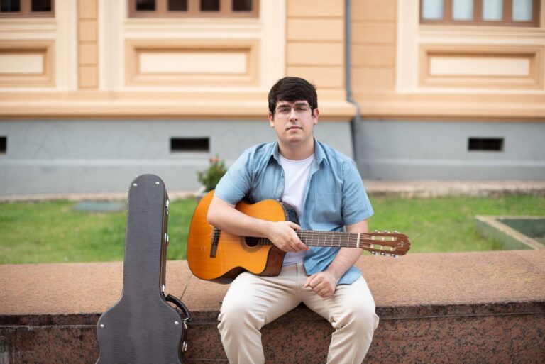Música na Jabuticabeira apresenta Afluentes, show de Felipe Bedetti no IMS Poços