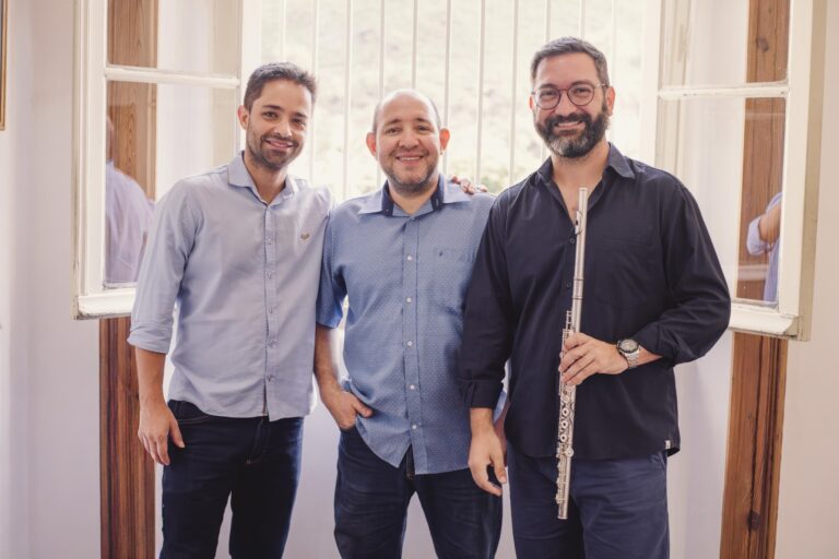 Duo Faria-Batiston e Tom Zé Bortoloto tocam Beatles neste domingo nas Thermas Antônio Carlos