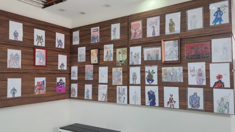 Exposição “Além das Palavras: A Arte e o Mundo Interior de um Adolescente Autista” está no saguão da Câmara