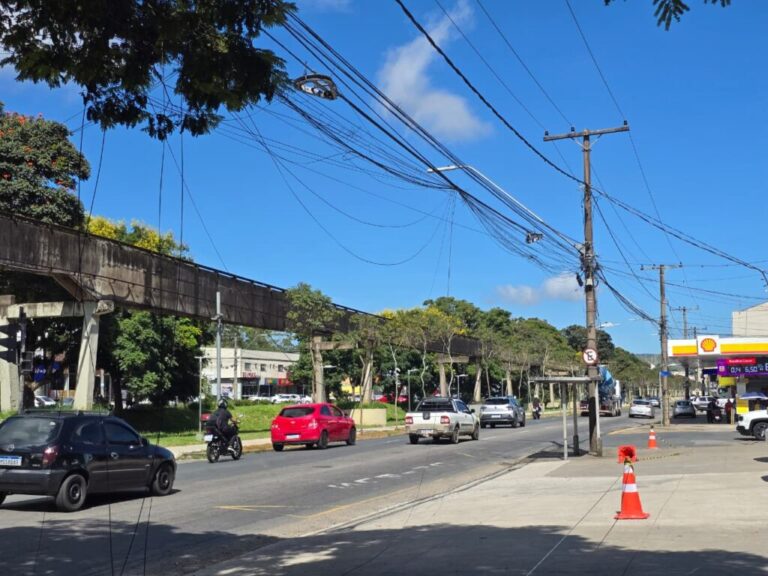 Rede Limpa retira excesso de fios em postes na Avenida João Pinheiro