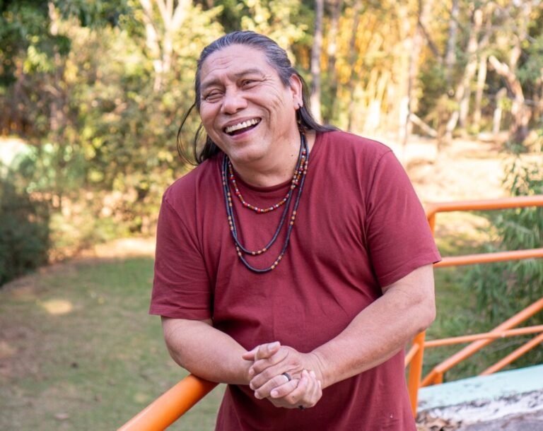 Flipoços reúne escritor indígena Daniel Munduruku e lideranças tradicionais em encontro literário seguido de ritual pela paz e pela memória ancestral