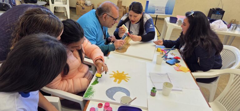 Voluntários da Alcoa promovem ação de inclusão com pessoas com deficiência visual