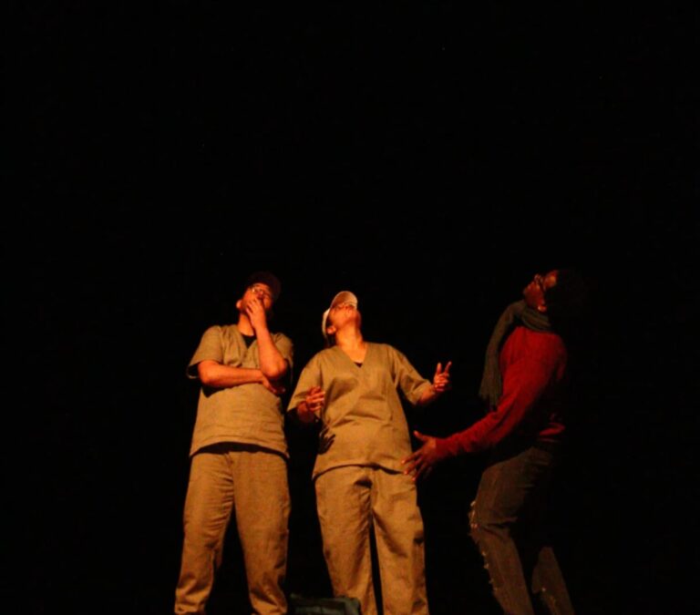 Grupo de Teatro Rua reapresenta espetáculo gratuito ‘NonSense’ com cenas inéditas em Poços